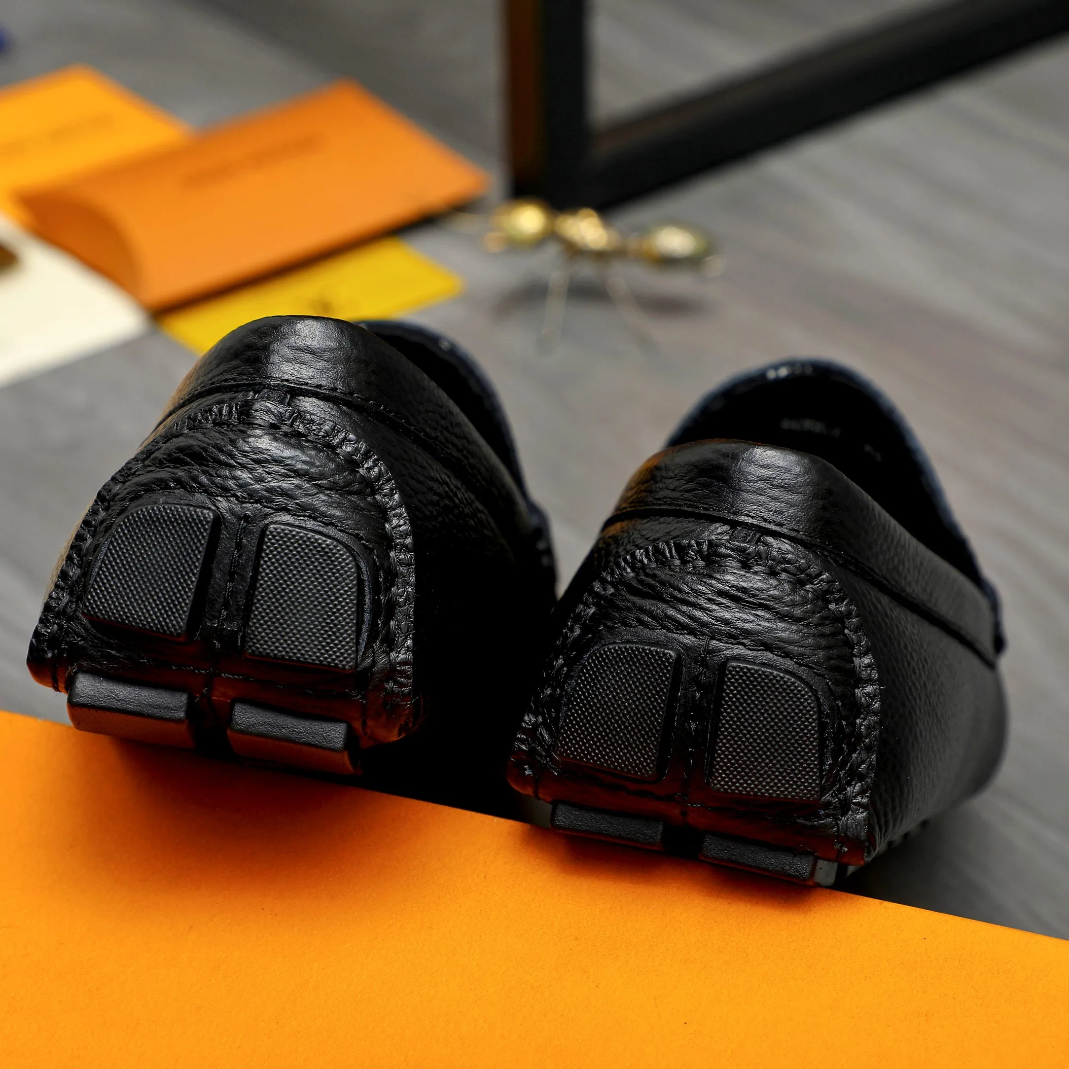 Men's shoes 💰p420 Product trademark: LV (Louis Vuitton) casual slip-on men's shoes Regular size: 38-44 Product materials: Selected pebbled cowhide upper, sheepskin lining, original rubber outsole